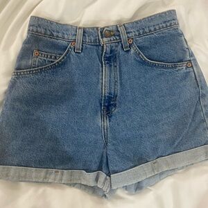 Levi's Classic Rolled Hem Denim Shorts size 7